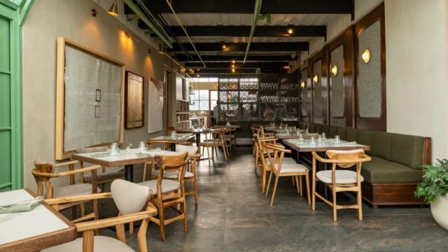 Restaurante DeMiguel

Una mezcla de madera maciza de flormorado y nogal cafetero en el mobiliario, chapillas naturales en los enchapes y el mármol en las superficies es suficiente para crear una atmósfera acogedora y única . Un tributo al trabajo artesanal.

@restaurante.demiguel 

📸 @tragaluz____