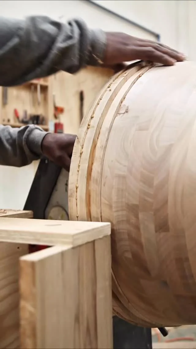 Mesas SL: Nacen en el taller, entre manos expertas, madera nativa y trabajo artesanal que resaltan la belleza de la madera negra.