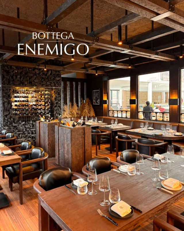 @bottega.enemigo Aquí la madera y el fuego son los protagonistas 🔥🪵.

Trabajamos la madera como un elemento que va de la mano con el fuego . La madera es un ser vivo dentro del restaurante, no solo desde lo estético, sino desde su capacidad de resistir, envejecer y convivir con el uso diario. Cada pieza fue diseñada y fabricada para habitar ese ritmo, entendiendo la cocina, el flujo y los tiempos reales del restaurante.

Un proyecto en la mitad del @centrocomercialandino pensado desde lo natural y real , donde el diseño y el mobiliario se pone al servicio de la experiencia gastronómica y sobre todo del fuego 🔥 

Diseño @rdstudio.rd