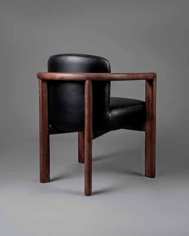 Silla LB: una pieza que se define desde la estructura. Madera maciza oscura y cuero natural componen el estilo robusto y firme de esta silla. Pensada para altos traficos, siendo una figura clave en el restaurante @bottega.enemigo