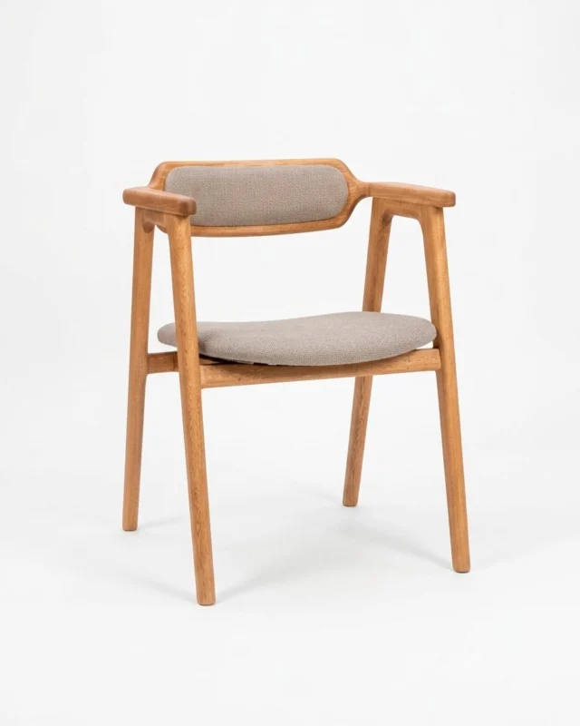 Silla CD: un diseño creado junto a nuestro cliente, donde cada línea tiene un propósito.
La calidez de la madera se encuentra con una silueta ligera y contenida, creando un balance natural entre estructura y comodidad.
Esta pieza nace de entender cómo se habita realmente el espacio, con intención, calma y sensibilidad por los detalles.